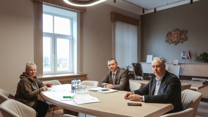Ivars Gorskis un viņa vietnieks Edgars Laimiņš tikās ar Latvijas mazturīgo atbalsta biedrības “Dace” pārstāvi Daci Deiziju Rodi