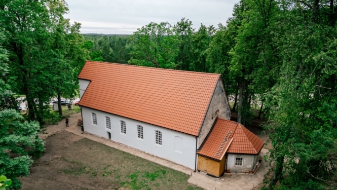 Īles baznīca ziedojumi