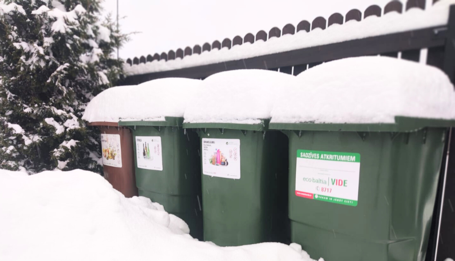 Atkritumu tvertnes ar sniegu