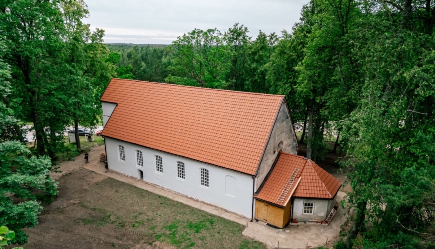 Īles baznīca ziedojumi