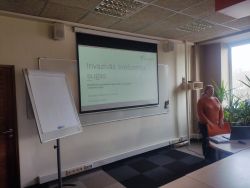 invazīvo sugu pārvaldību pašvaldību speciālistiem un  zemju īpašniekiem un iedzīvotājiem.