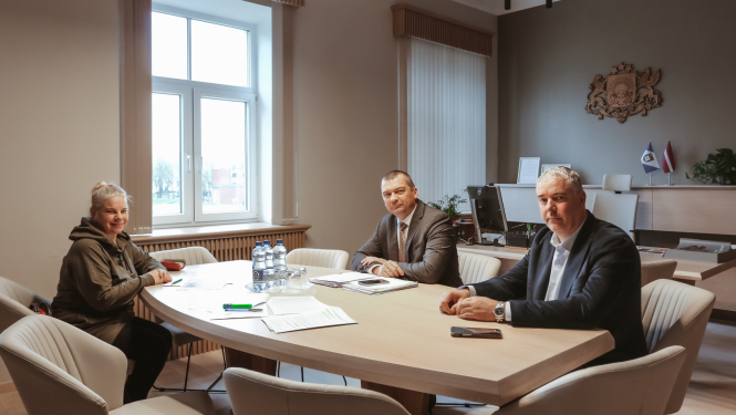 Ivars Gorskis un viņa vietnieks Edgars Laimiņš tikās ar Latvijas mazturīgo atbalsta biedrības “Dace” pārstāvi Daci Deiziju Rodi