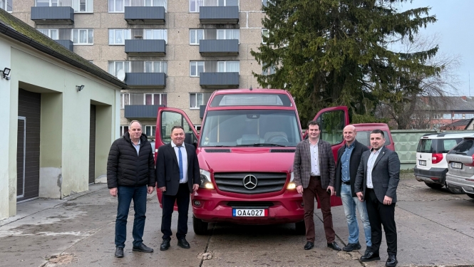 Skidņicas pārstāvji un Aldis Lerhs pie ziedotā mikroautobusa