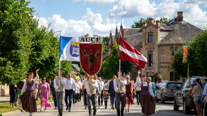 Auces svetku gajiens