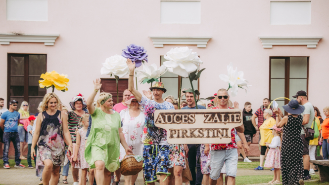 Auces svētku gājiens