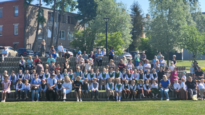 Latvju bērni danci veda