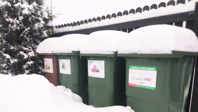 Atkritumu tvertnes ar sniegu