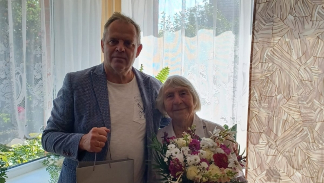 Auru iedzīvotājai - 95