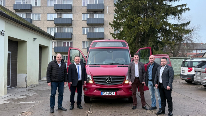 Skidņicas pārstāvji un Aldis Lerhs pie ziedotā mikroautobusa