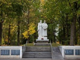 Brāļu kapu piemineklis un Brāļu kapi Dobelē