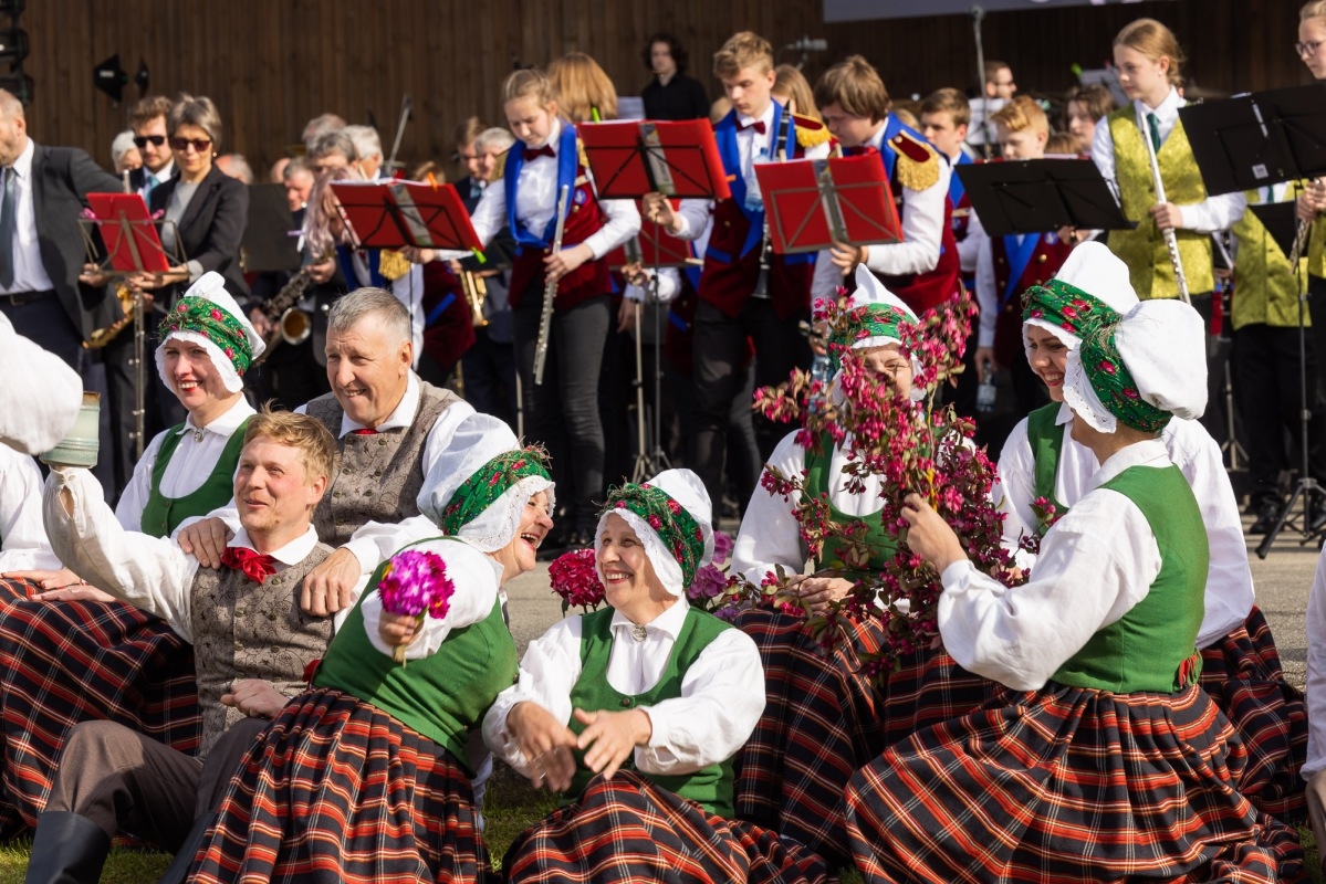 Emocionāli izskanējis Gunāra Ordelovska 95. gadadienai veltītais pūtēju orķestru koncerts Aucē