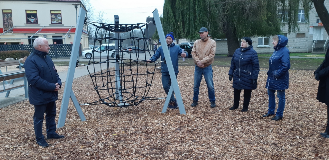 Atjaunotā bērnu rotaļu laukuma apskate Uzvaras ielā 16.11.2020.