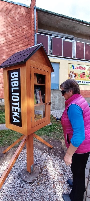 Grāmatas apmaiņas namiņa atklāšana Auru ciemā