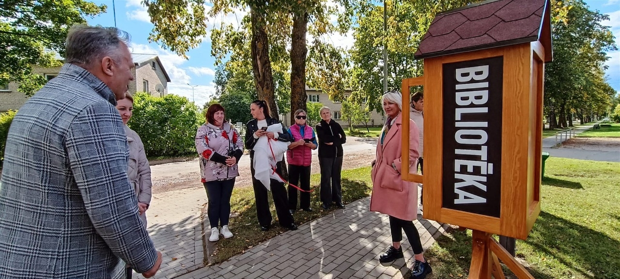 Grāmatas apmaiņas namiņa atklāšana Auru ciemā