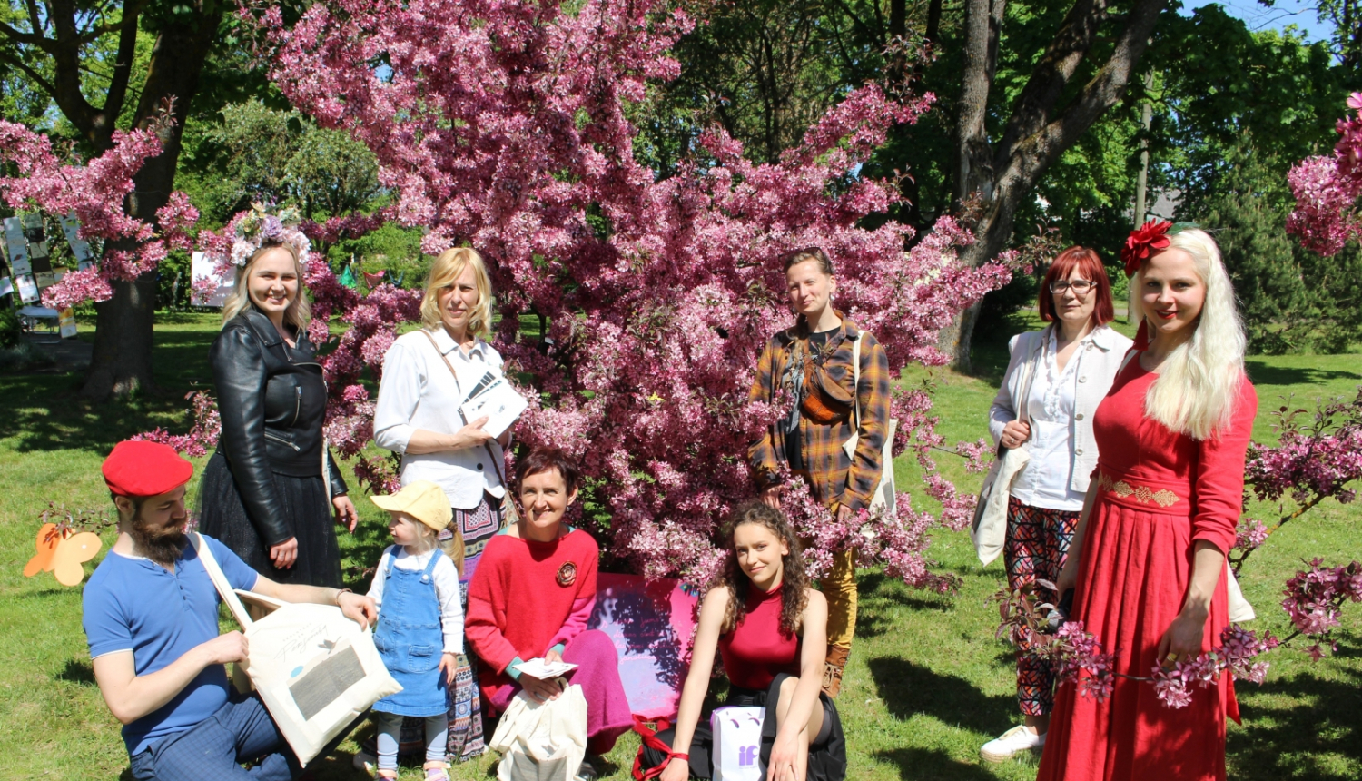 katram savs ziedonis