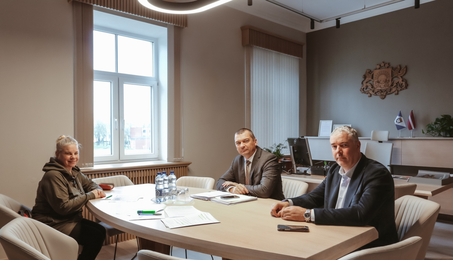 Ivars Gorskis un viņa vietnieks Edgars Laimiņš tikās ar Latvijas mazturīgo atbalsta biedrības “Dace” pārstāvi Daci Deiziju Rodi