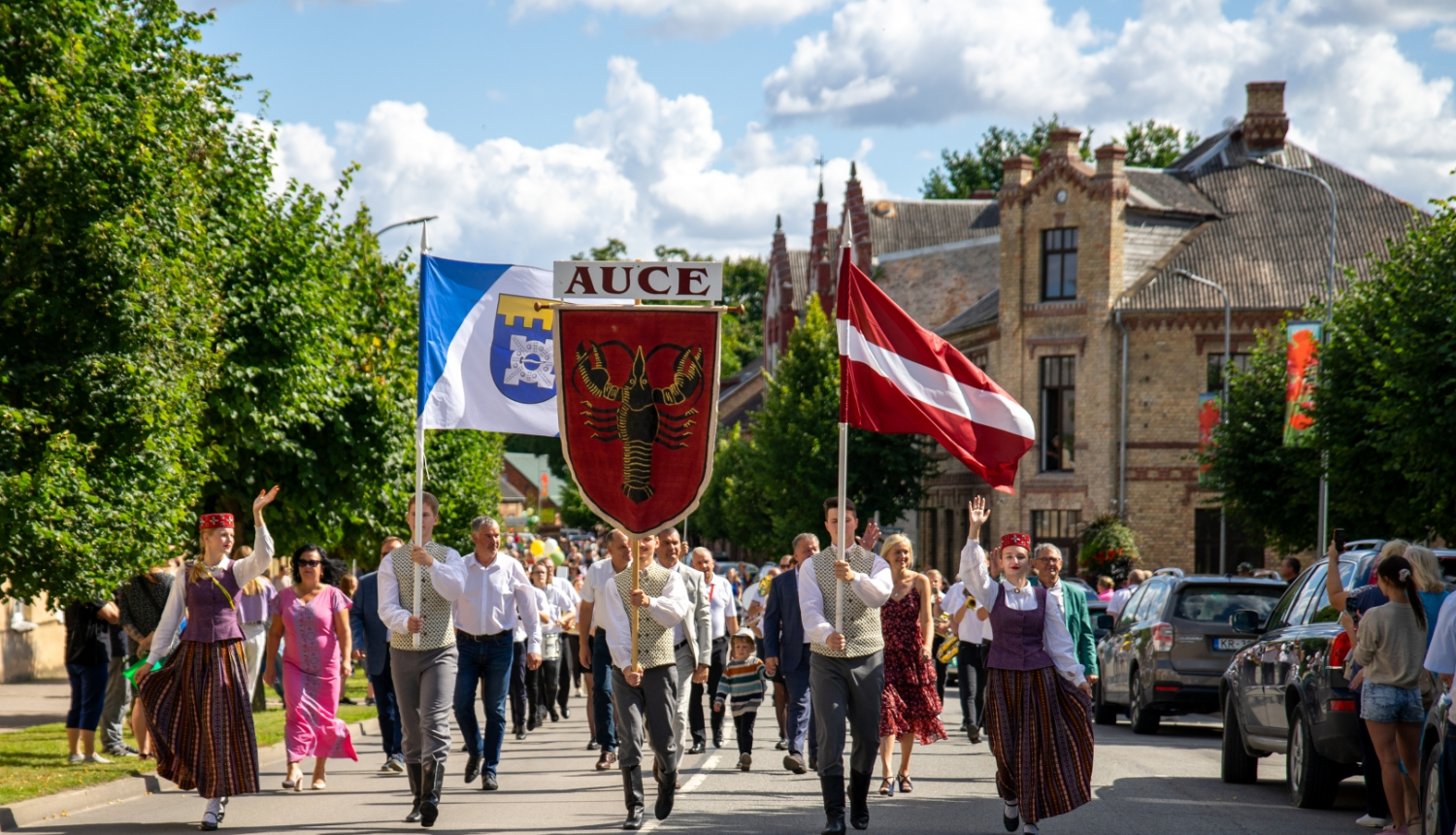 Auces svetku gajiens