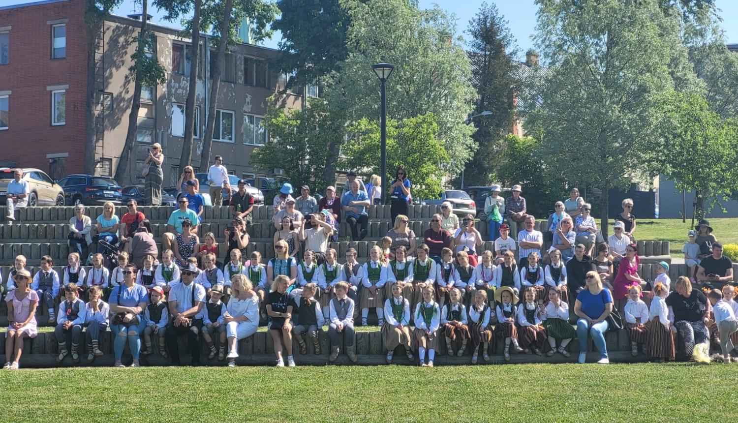 Latvju bērni danci veda