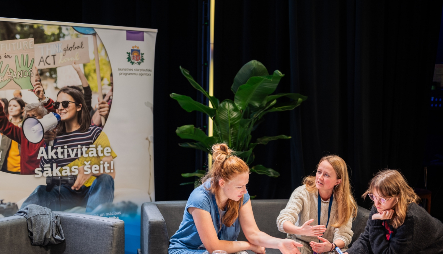 Novembrī piedāvā daudzveidīgas iespējas jaunatnes jomā