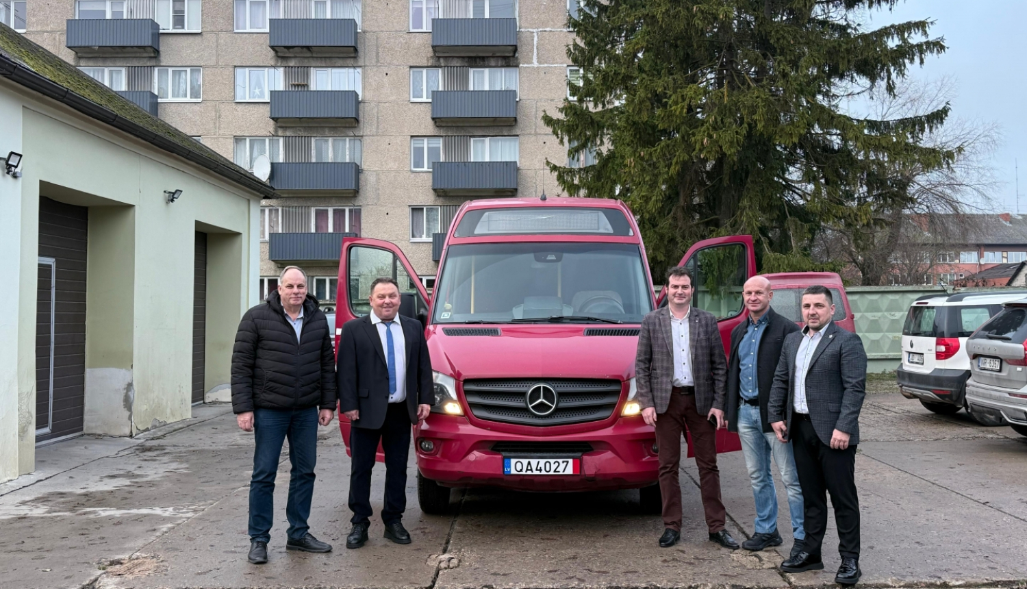 Skidņicas pārstāvji un Aldis Lerhs pie ziedotā mikroautobusa